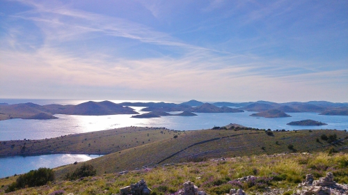 RAJ NA ZEMLJI! Prostrano zemljište 315.000 m2 prvi red uz more u arhipelagu Kornati! 