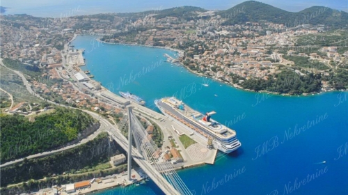Commercial area of 762.67 m2 on a frequent location - Dubrovnik