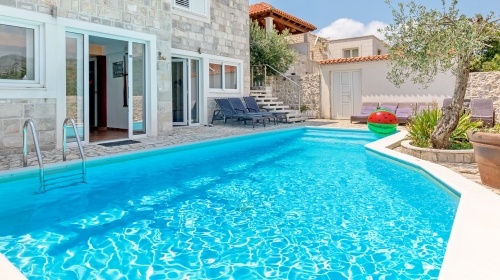 Villa of 400 m2 with swimming pool and sea view nearby Dubrovnik