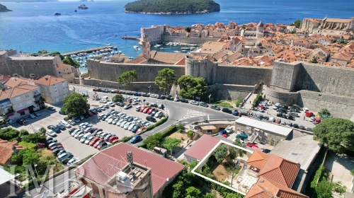 EKSKLUZIVNA PRODAJA | UZ POVIJESNU JEZGRU DUBROVNIKA | STAN 75 m2 S VRTOM I TERASOM UKUPNO 185 m2 | POGLED MORE | RIJETKOST