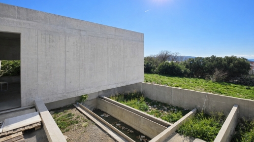 Moderna poslovna zgrada s četiri luksuzna apartmana, bazenom i panoramskim pogledom na more – idealna investicija u blizini Dubrovnika!