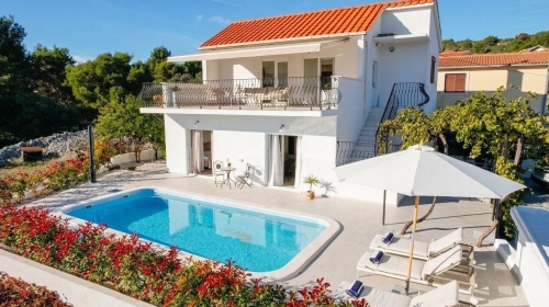 Rogoznica | Luksuzna vila s bazenom i pogledom na more površine 175 m2