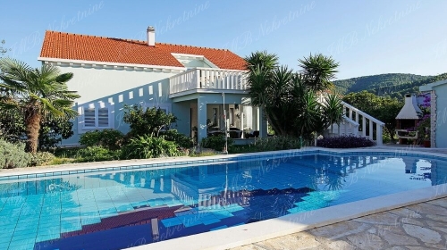 Beautiful villa 220 m with the pool on the land 1132 m2
